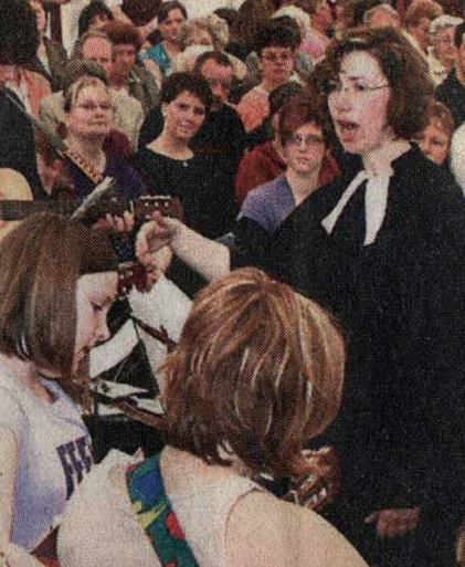 Picture: Pastorin Viola Chrzanowski mit Gitarren