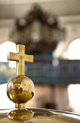 Picture: Covering of the baptismal font with cross on globe