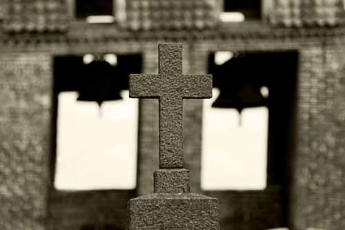 Bild Grabkreuz vor Glockenturm